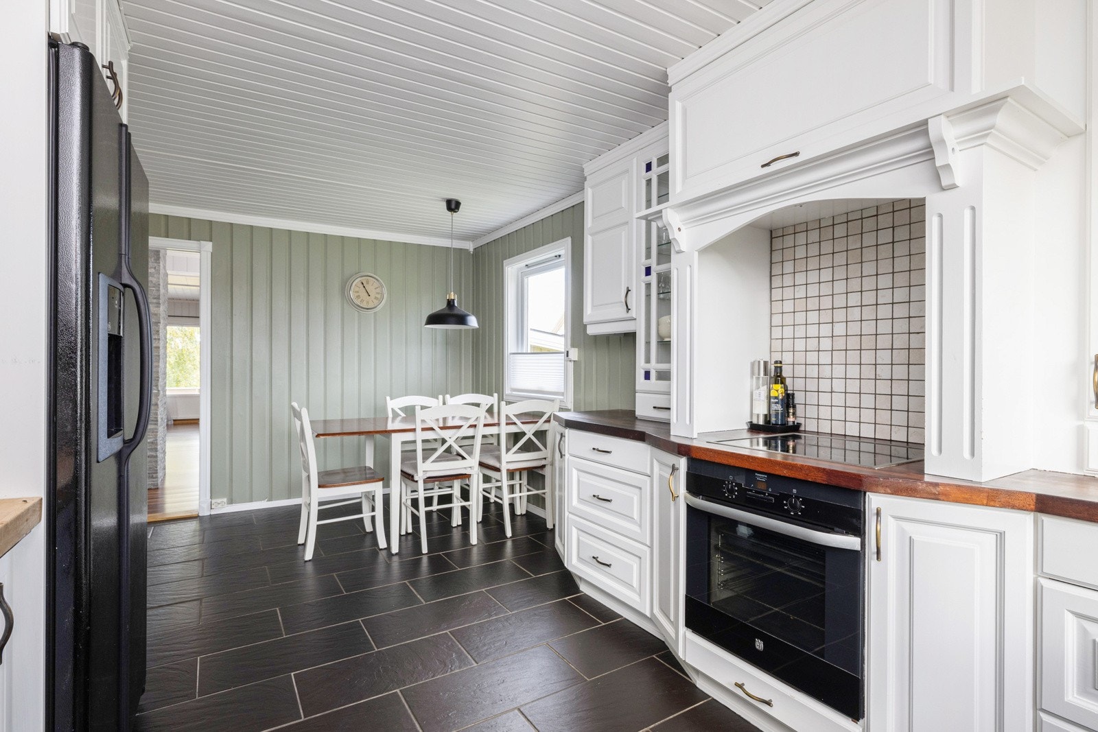 Steketopp og komfyr er integrert i innredningen. Galleribilde