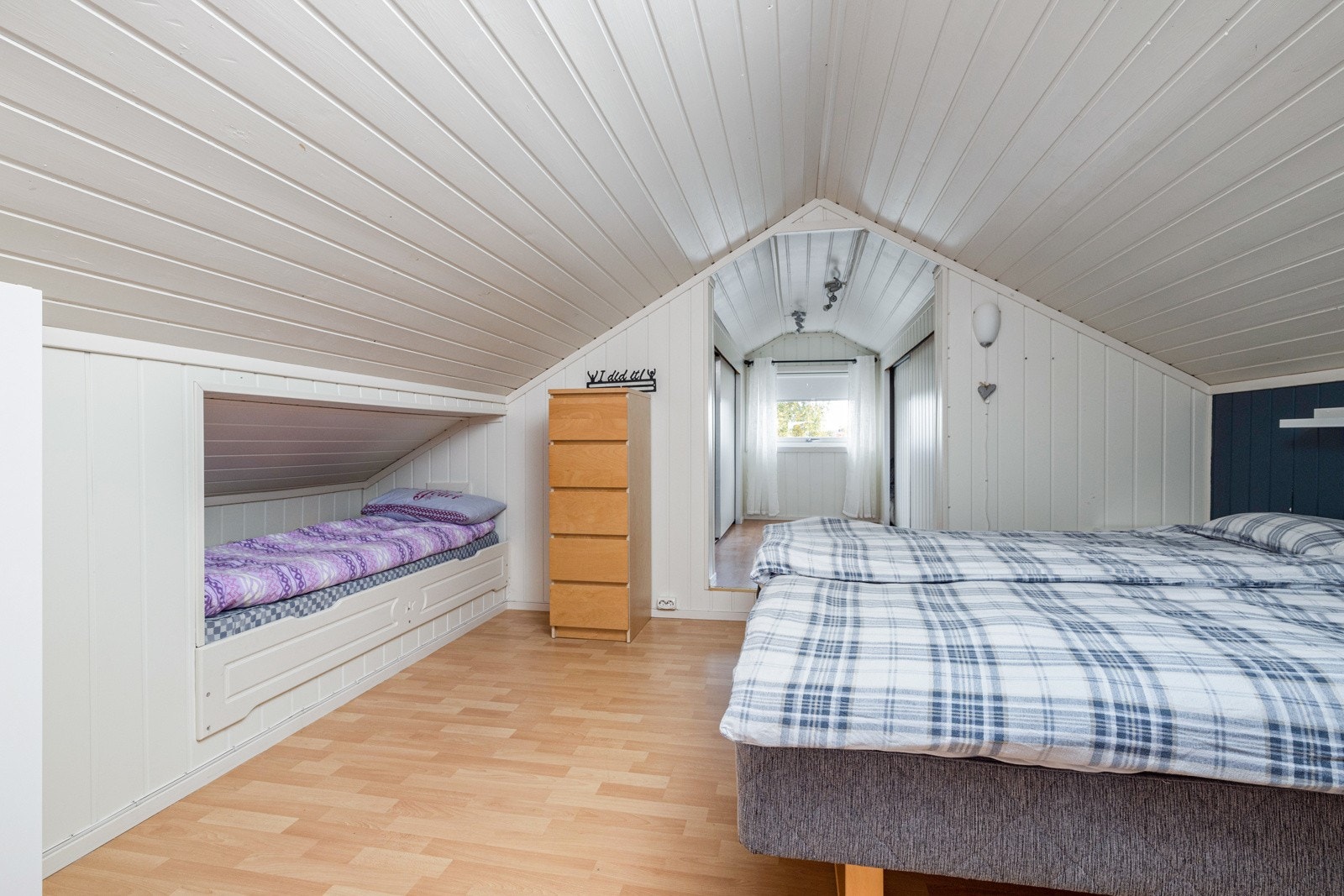 Hovedsoverom med enkeltseng innebygd i veggen. Galleribilde