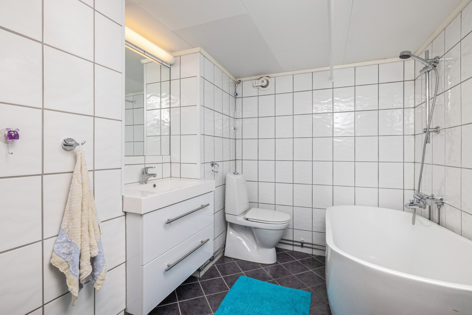 Eget bad i kjeller innredet med badekar, servantinnredning og toalett. Galleribilde