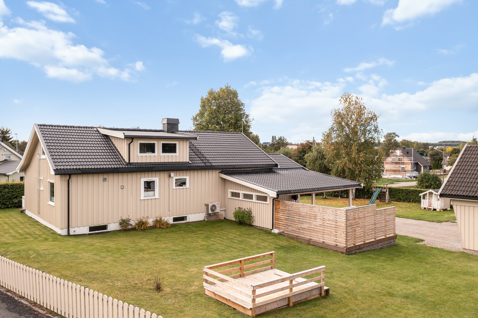 Frittliggende platting i hagen som kan benyttes som grillplass eller kanskje til et boblebad? Galleribilde