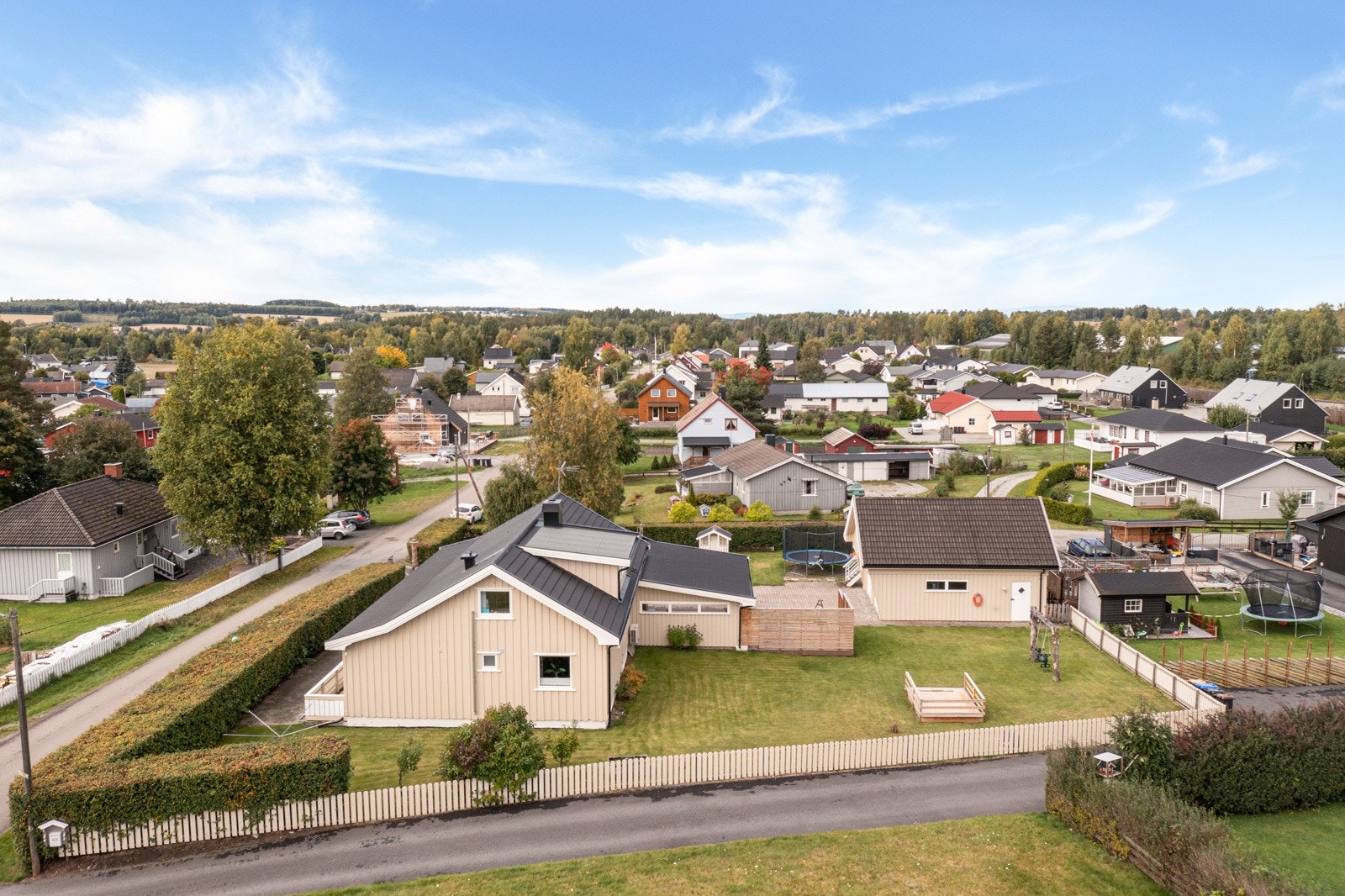 Eiendommen ligger i et barnevennlig og rolig område på Ilseng. Galleribilde