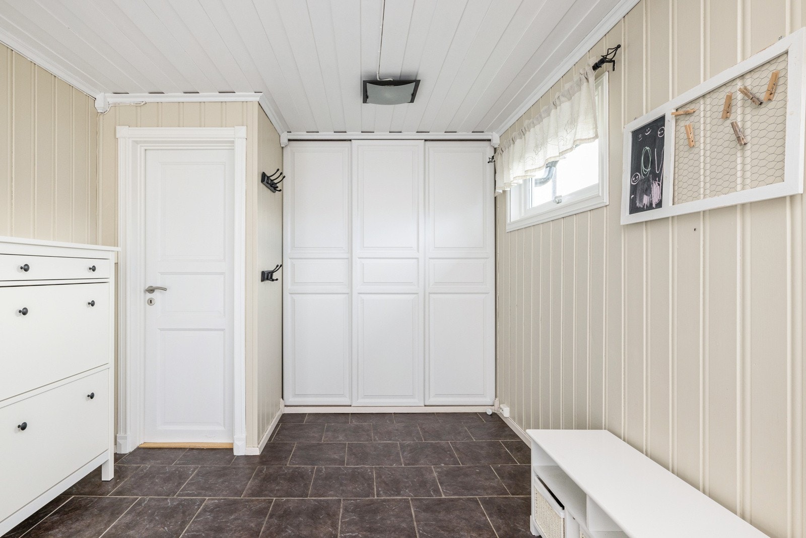 Her er det varme i gulvet og godt med lagringsplass. Galleribilde