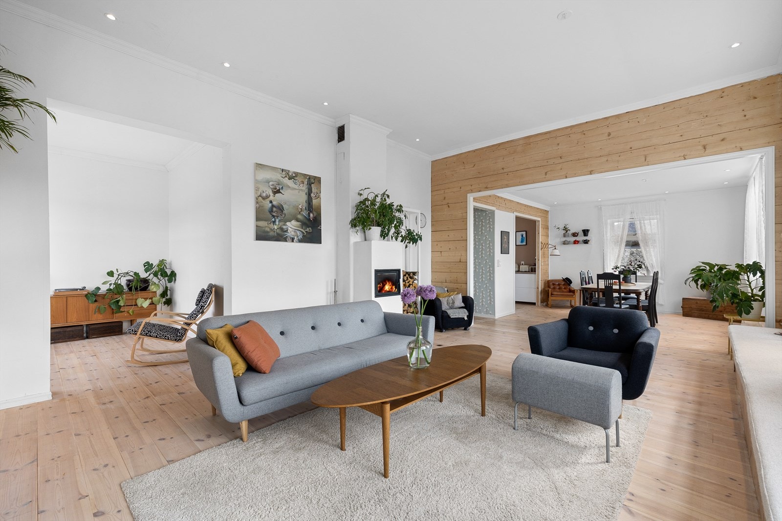 Stuen er lys og trivelig, og har god takhøyde. Galleribilde