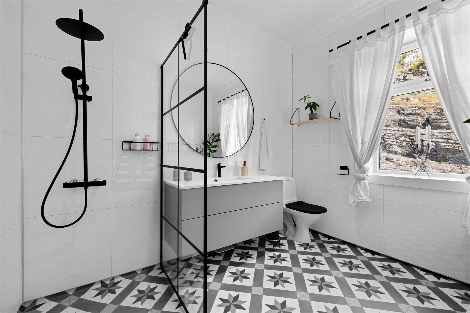 Badet i 1.etasje ble modernisert i 2020, og fremstår i god stand med moderne kvaliteter. Galleribilde