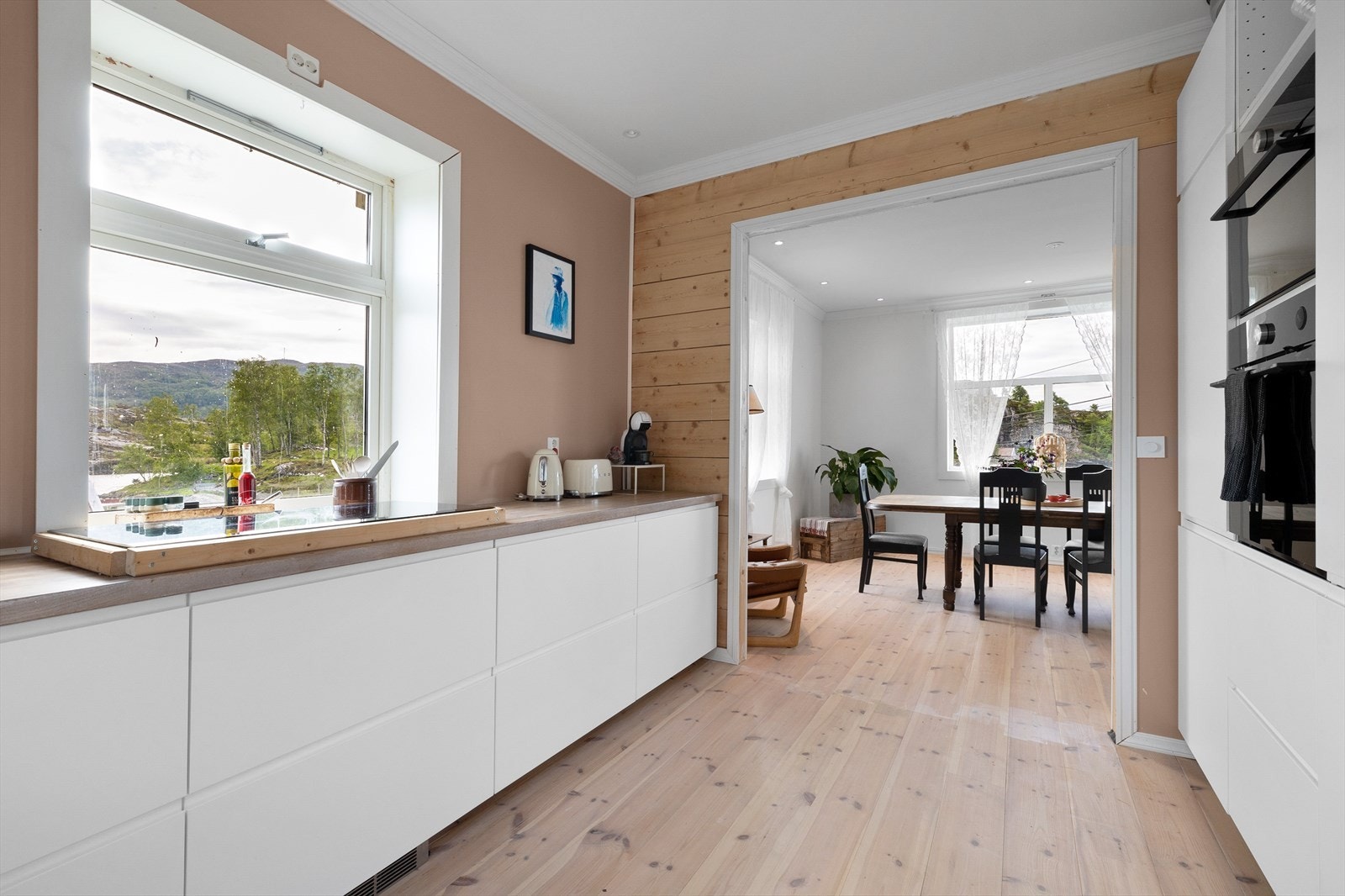 Her er det god oppbevaringsplass og benkeplass. Galleribilde