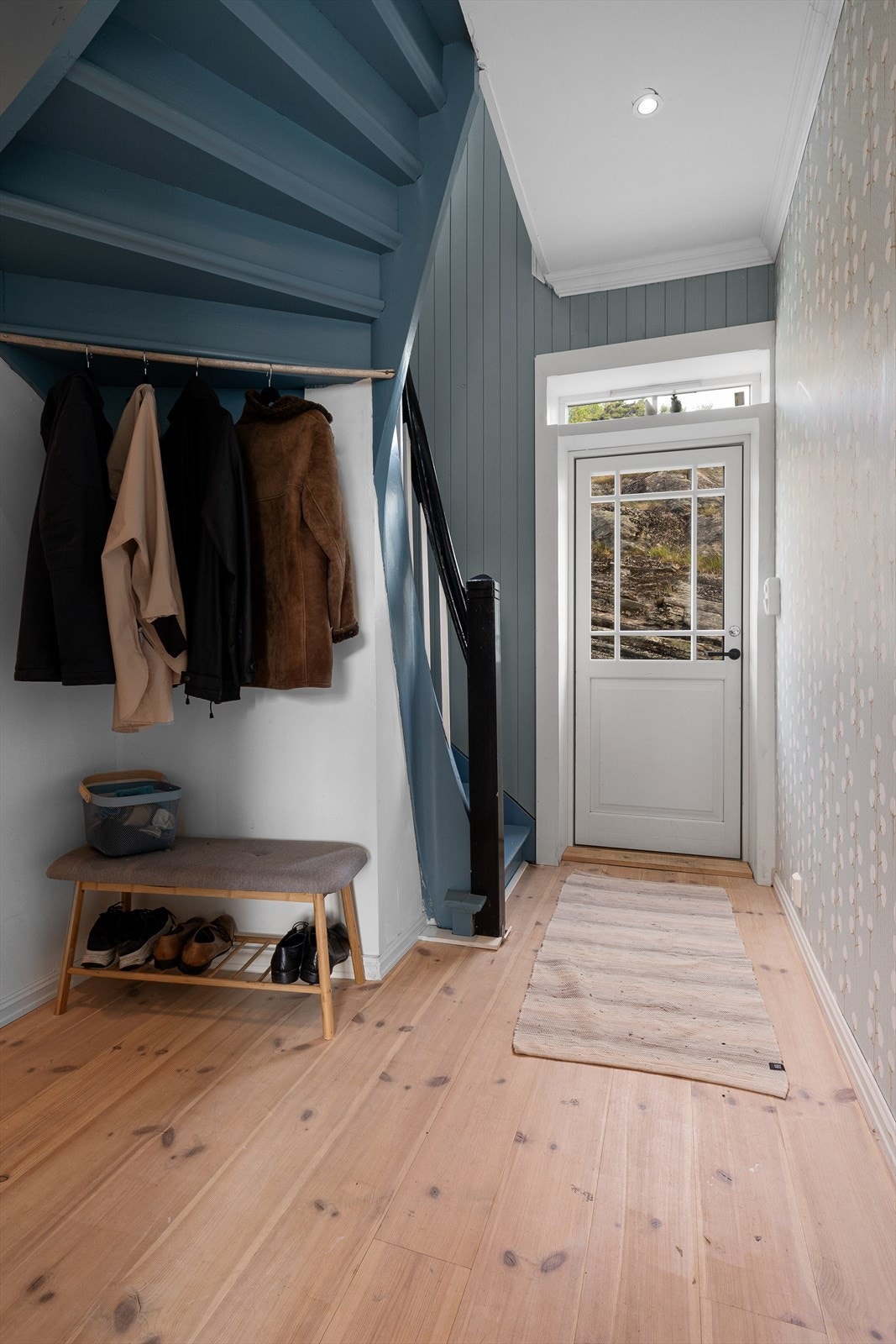 Gang med oppbevaringsplass til yttertøy. Galleribilde