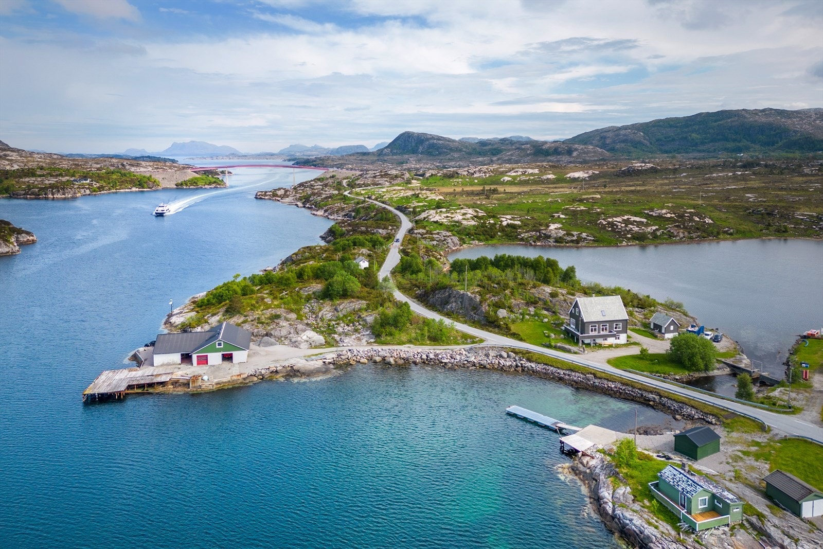 Boligen har en sjarmerende og idyllisk beliggenhet, kun et steinkast fra fjorden. Galleribilde
