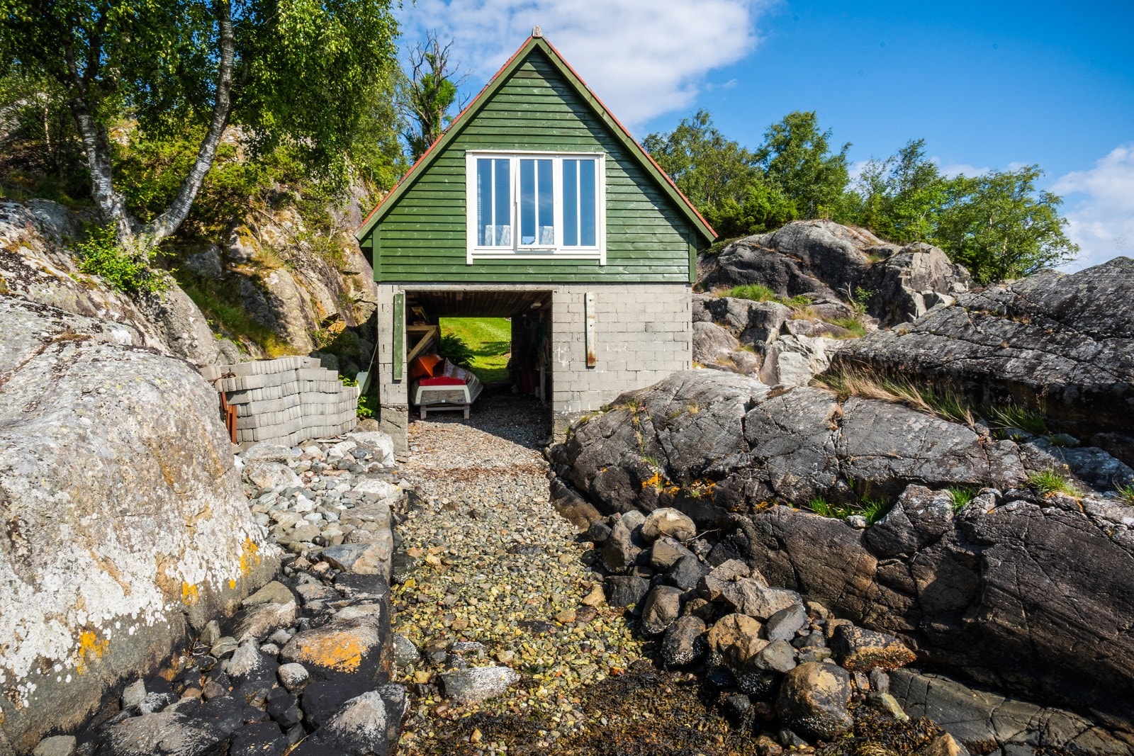 Stort naust med plass til å trekke inn båt samt mye oppbevaringsplass. Galleribilde