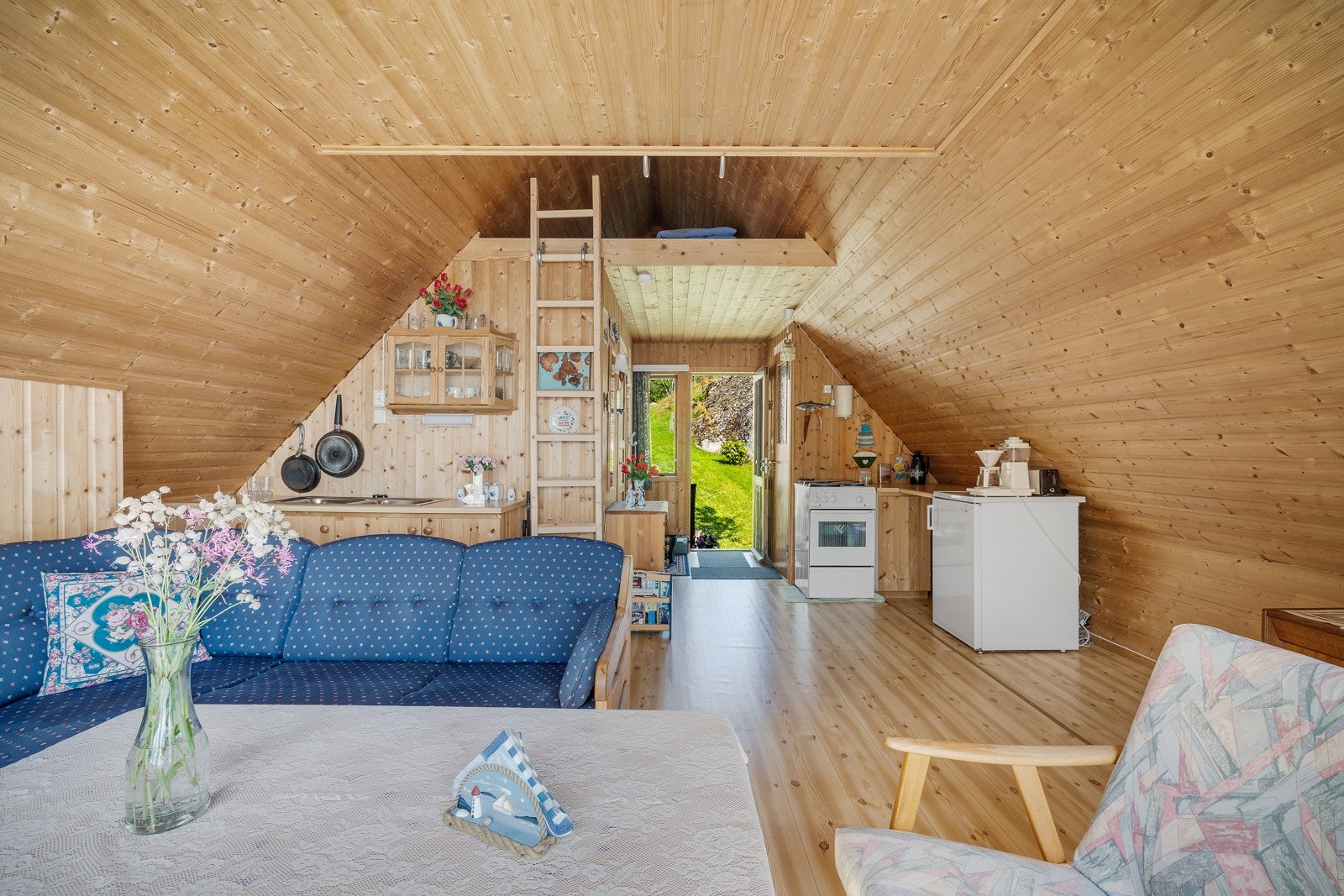 Stue/kjøkken. Det er stige til hems på begge sider. Galleribilde