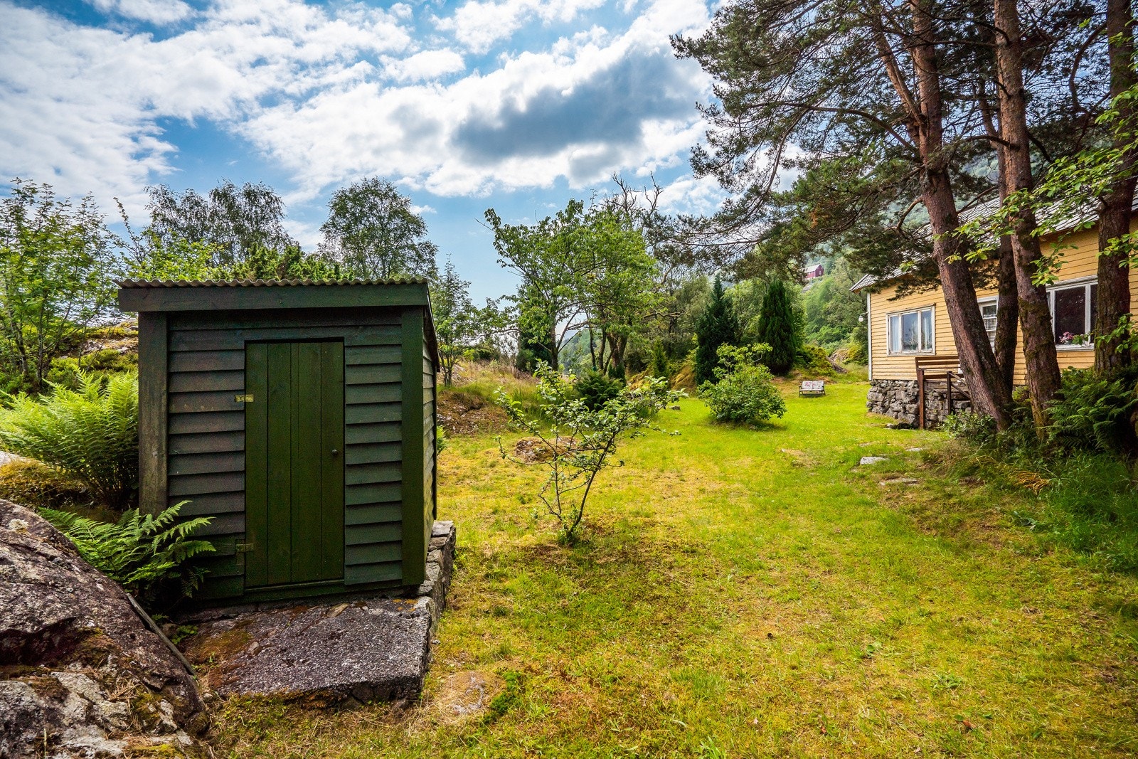 Utedo utenfor våningshuset Galleribilde