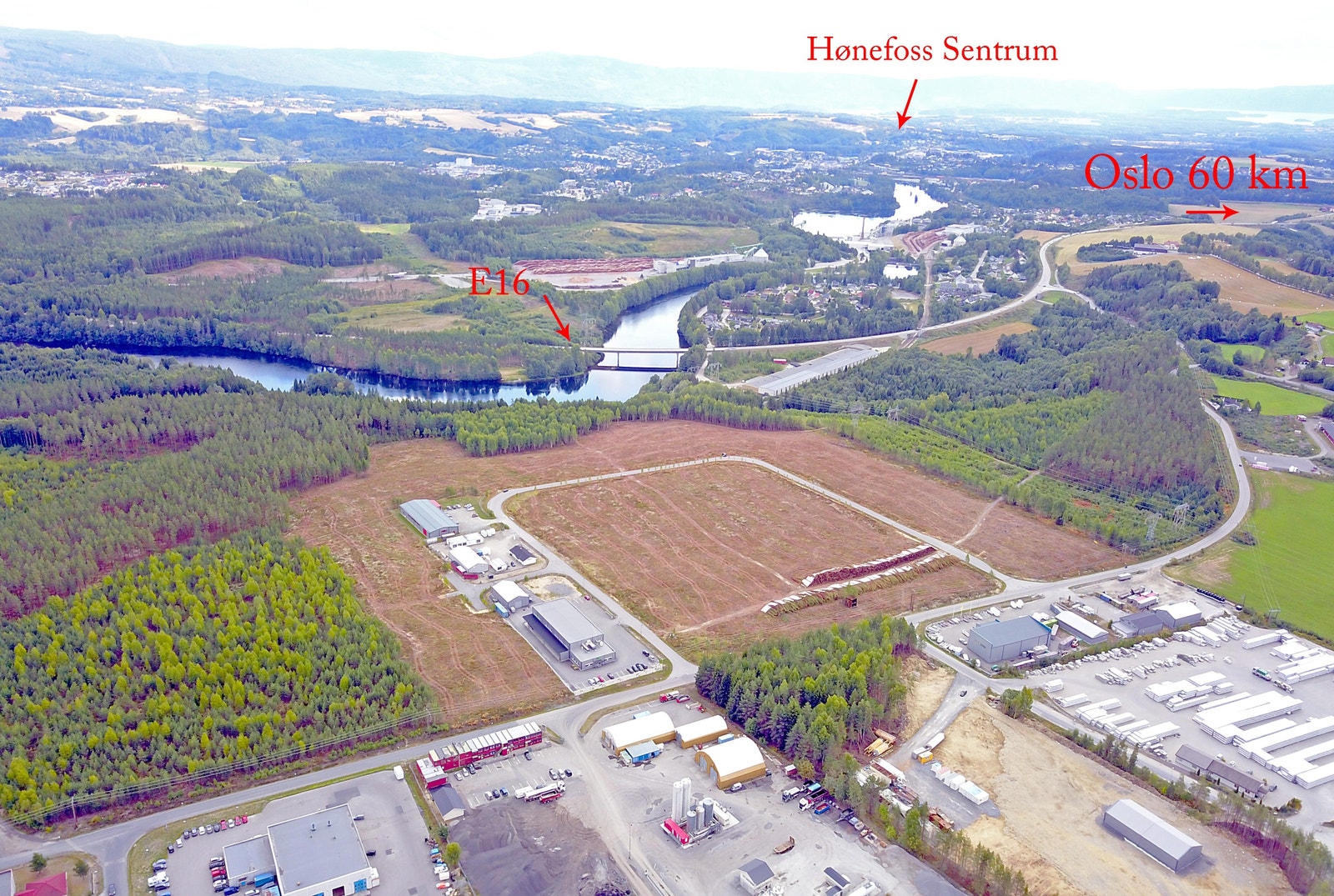 Fra tomtene er det enkel adkomst til E16 Galleribilde