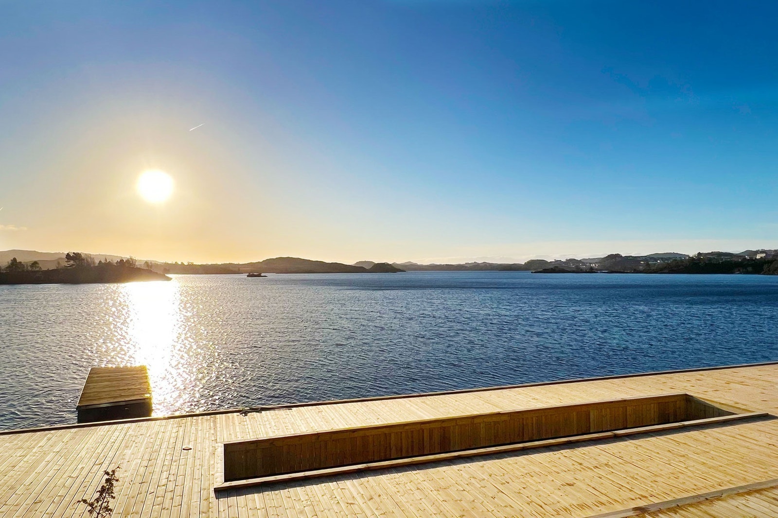 Det er blitt etablert kaipromenade ved Aksdalsvatnet, som er
populært for sportsfiskere, badeentuisiaster og turgåere. Galleribilde