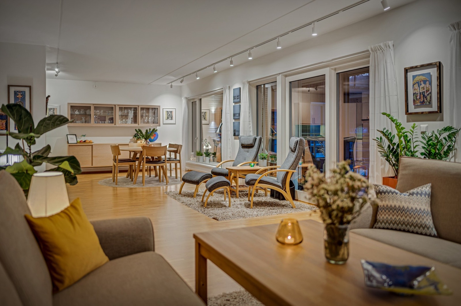 Stue og kjøkken er på totalt 56 kvm, og det er fullt mulig å etablere et tredje soverom her (kontakt megler for bildeeksempel fra tilsvarende leilighet). Galleribilde