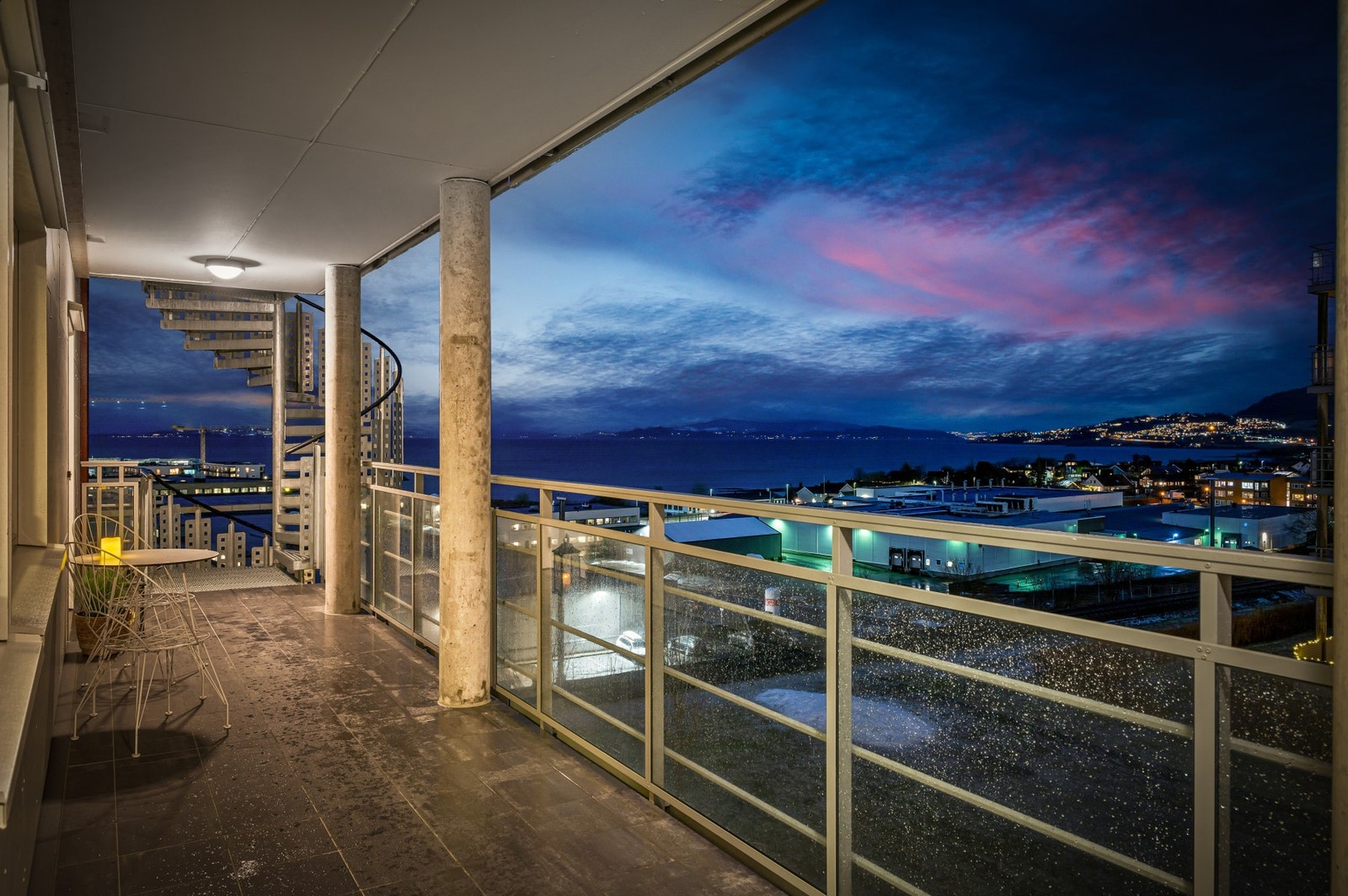 Setter man pris på å nyte frokosten i solen kan man ved inngangspartiet sette opp et bord og et par stoler for å nyte morgensolen fra ca. kl. 07:00. Galleribilde