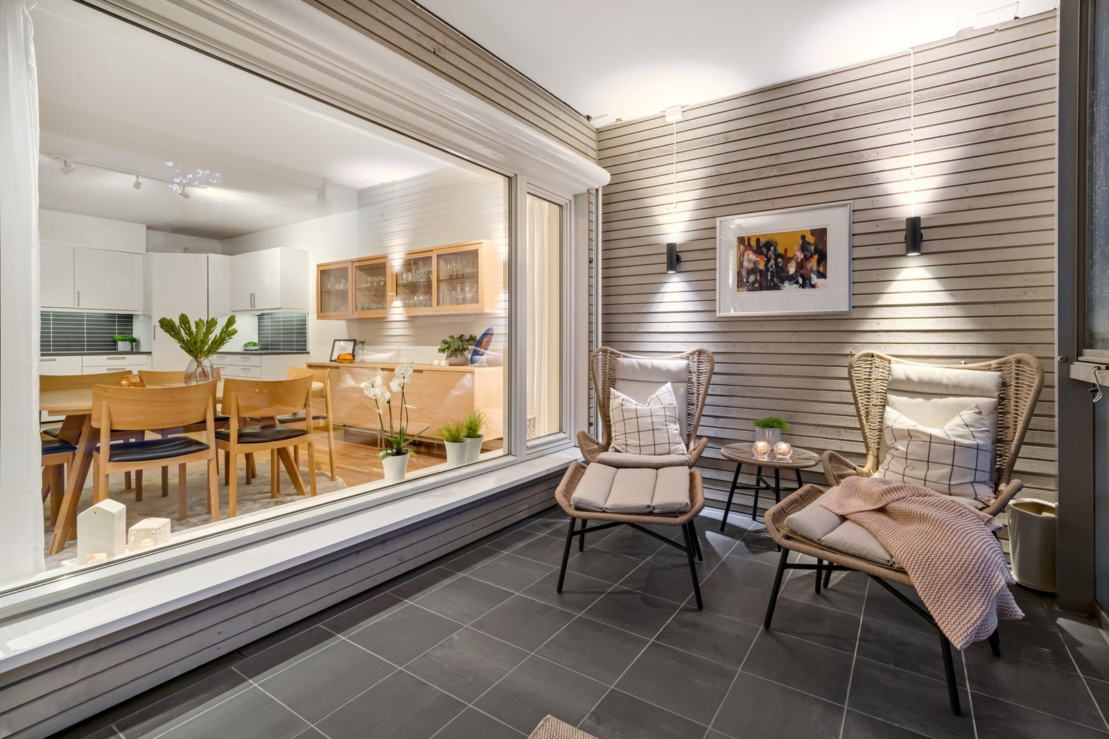 Mange velger å installere en varmelampe i den innglassede delen av balkongen. Galleribilde