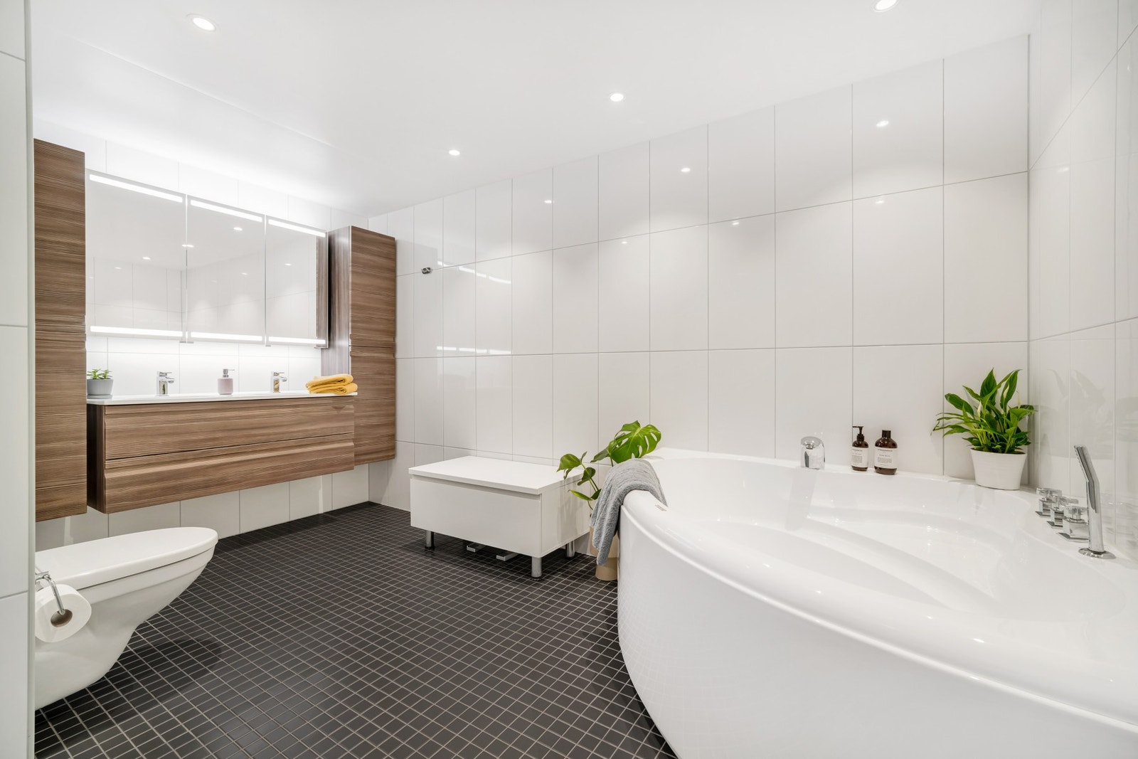 Baderom tilknyttet hovedsoverom. Badet er på hele 9 kvm og ny innredning med dobbelservant og mye lagringsplass ble montert i 2016. Galleribilde