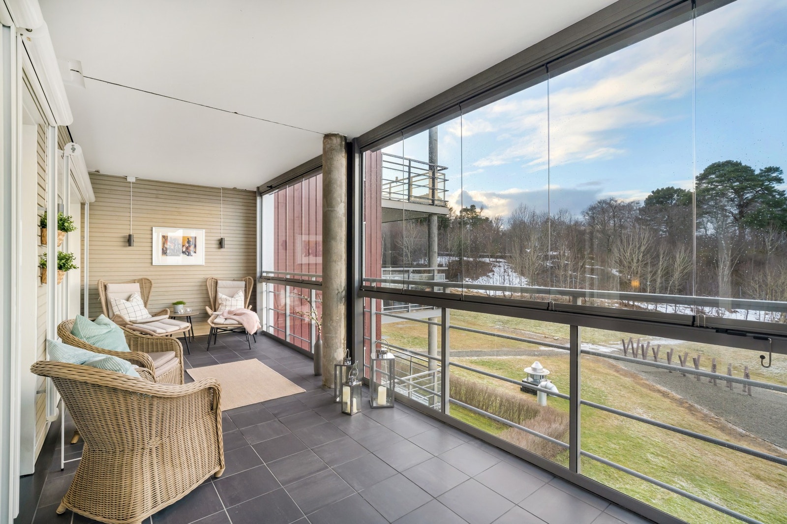 Her er det god plass til møblement, og rommet har høy bruksverdi året rundt og oppleves som en forlengelse av stuen. Galleribilde