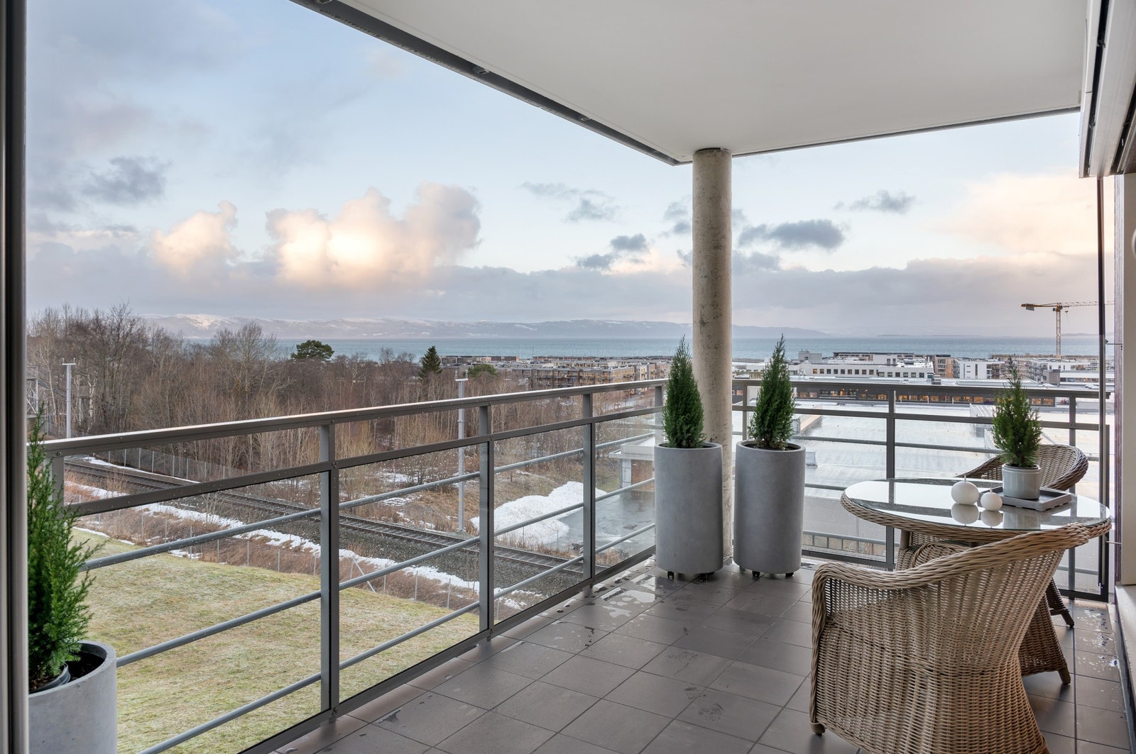 Her nyter man en uhindret panoramautsikt mot fjorden. På sommerstid har man solen fra ca. kl. 15:00 til solnedgang i 23-tiden. Galleribilde