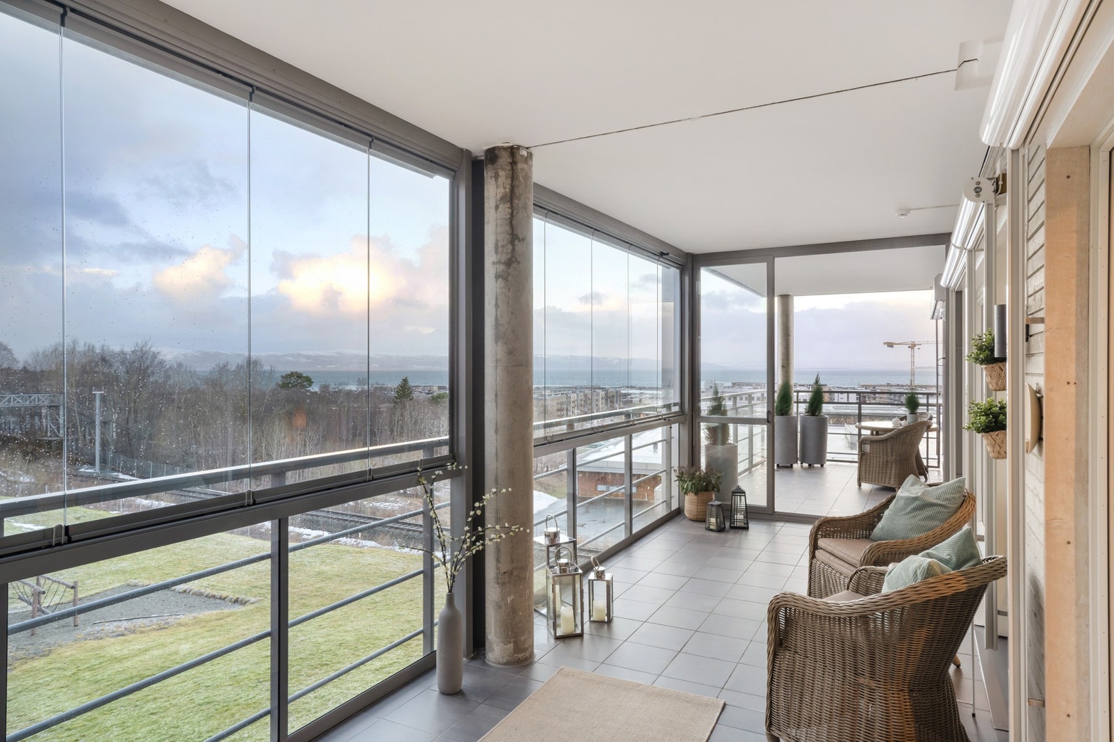 Som siste bygg i gaten slipper man å se rett inn i et nabobygg - og på sommerhalvåret kommer grøntområdet virkelig til sin fulle rett. Galleribilde