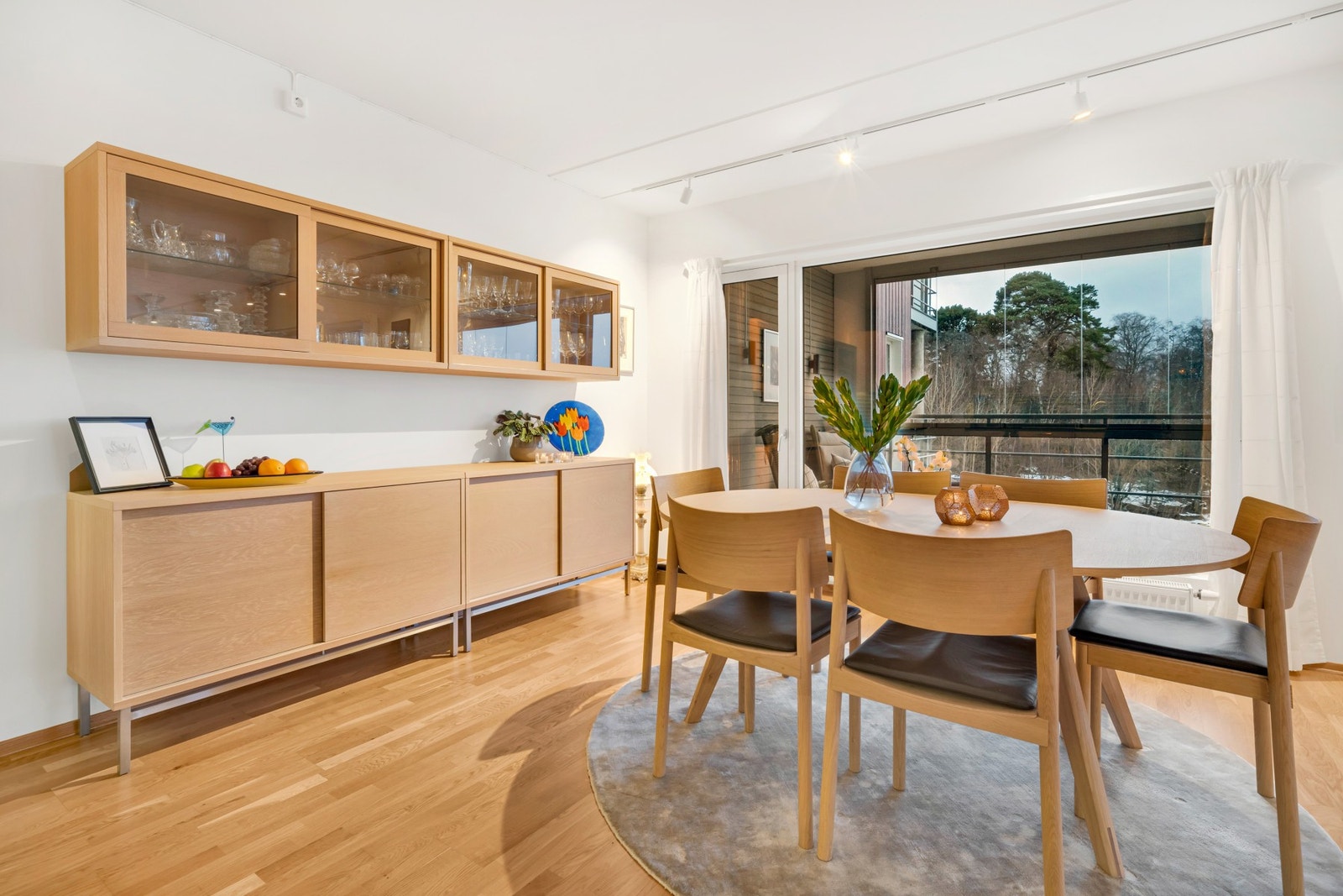 God plass til spisebord i overgang til kjøkken. Galleribilde