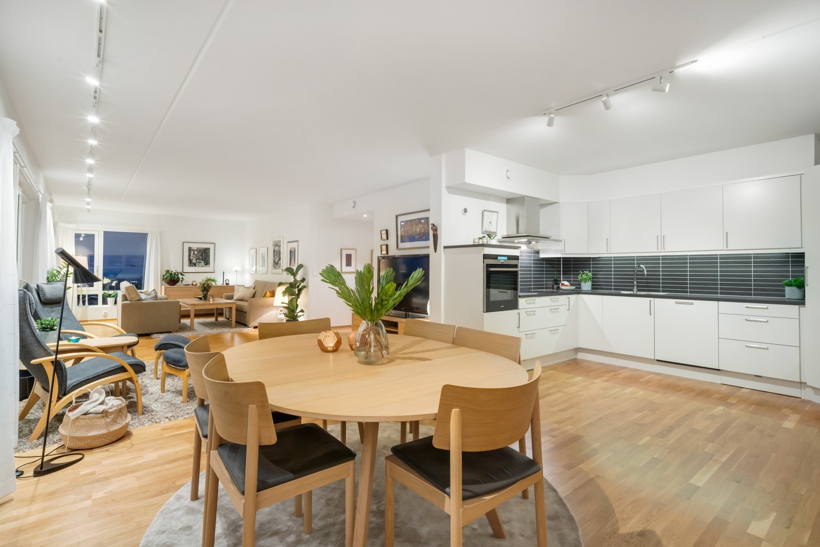 Det er gitt tilstandsgrad 1 (TG1) på tilnærmet alle punkter i takstmannens rapport. Nye spotter i tak. Galleribilde