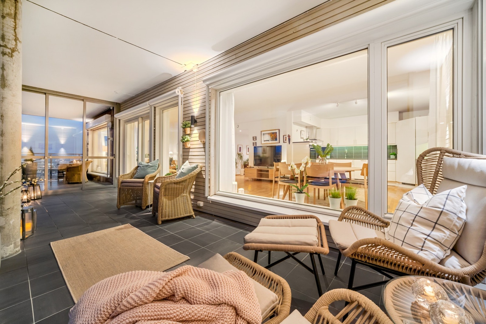 Utvendige screens er montert på vinduer mot innglasset balkong, samt utvendig persienne på vindu mot åpen balkong. Galleribilde