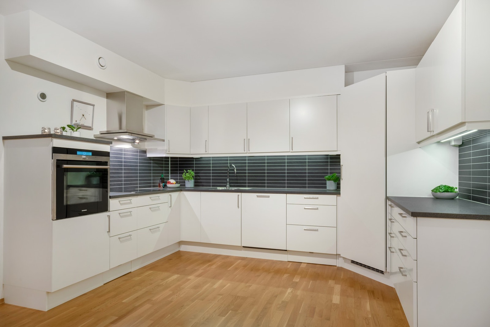 Lekkert HTH kjøkkeninnredning med mye skap- og benkeplass. Praktisk med kjølehjørne. Galleribilde