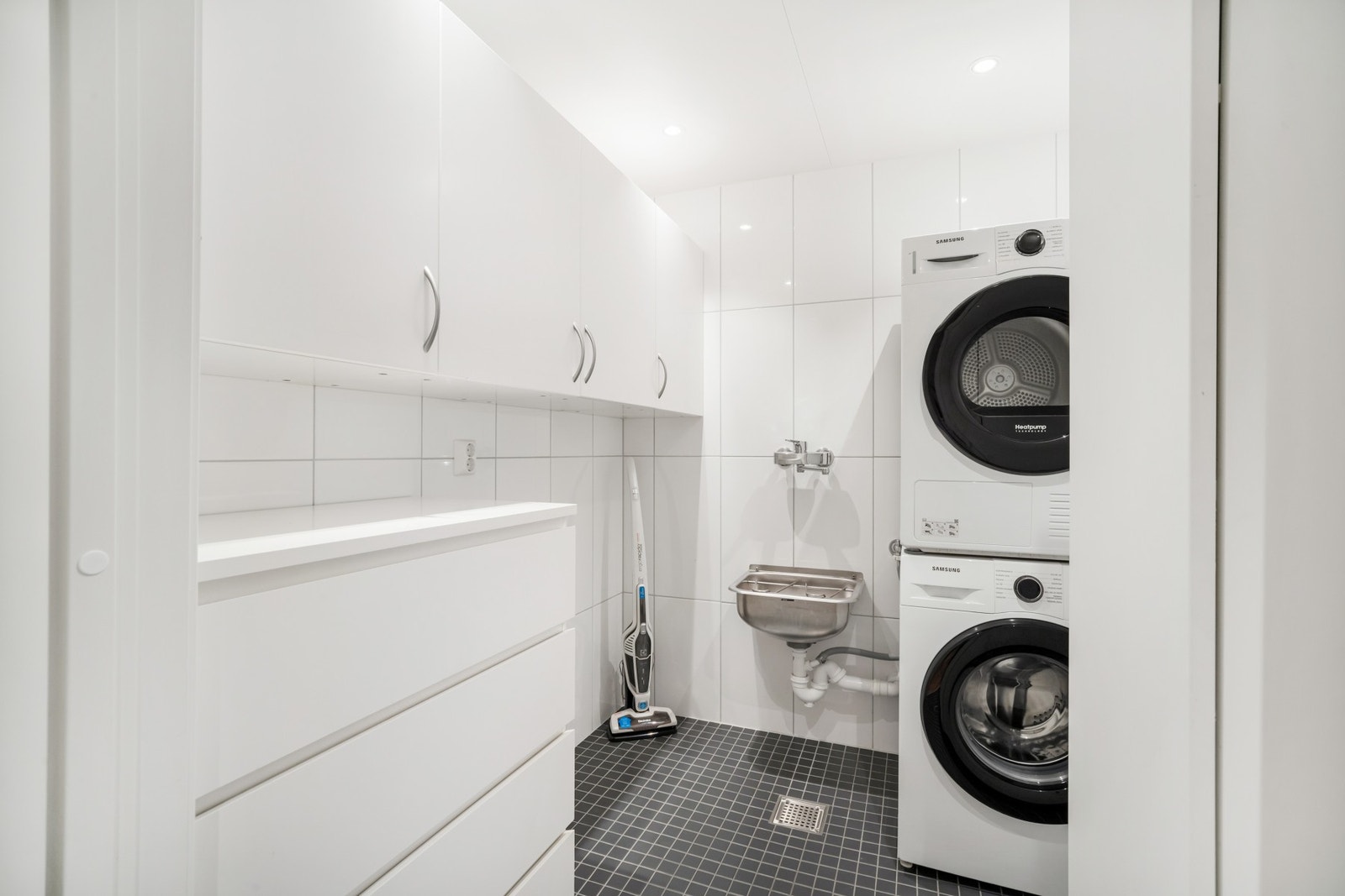 Svært praktisk med eget separat vaskerom. God lagringsplass i innredning, og kjekt med utslagsvask. Galleribilde
