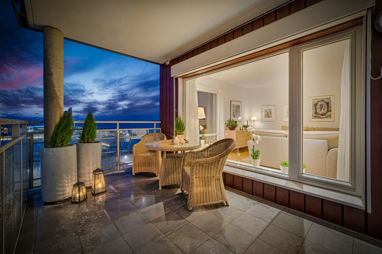 I tilknytning til den innglassede delen har man også en åpen balkong på ca. 11 kvm. Her har man god plass til både utemøblement og grill (el/gass). Galleribilde