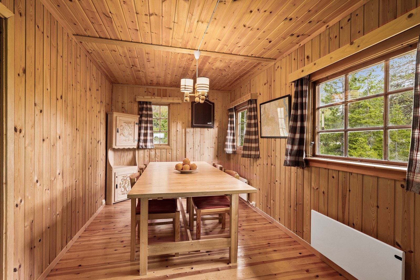 Her er det god plass og et fint samlingssted i hytta Galleribilde