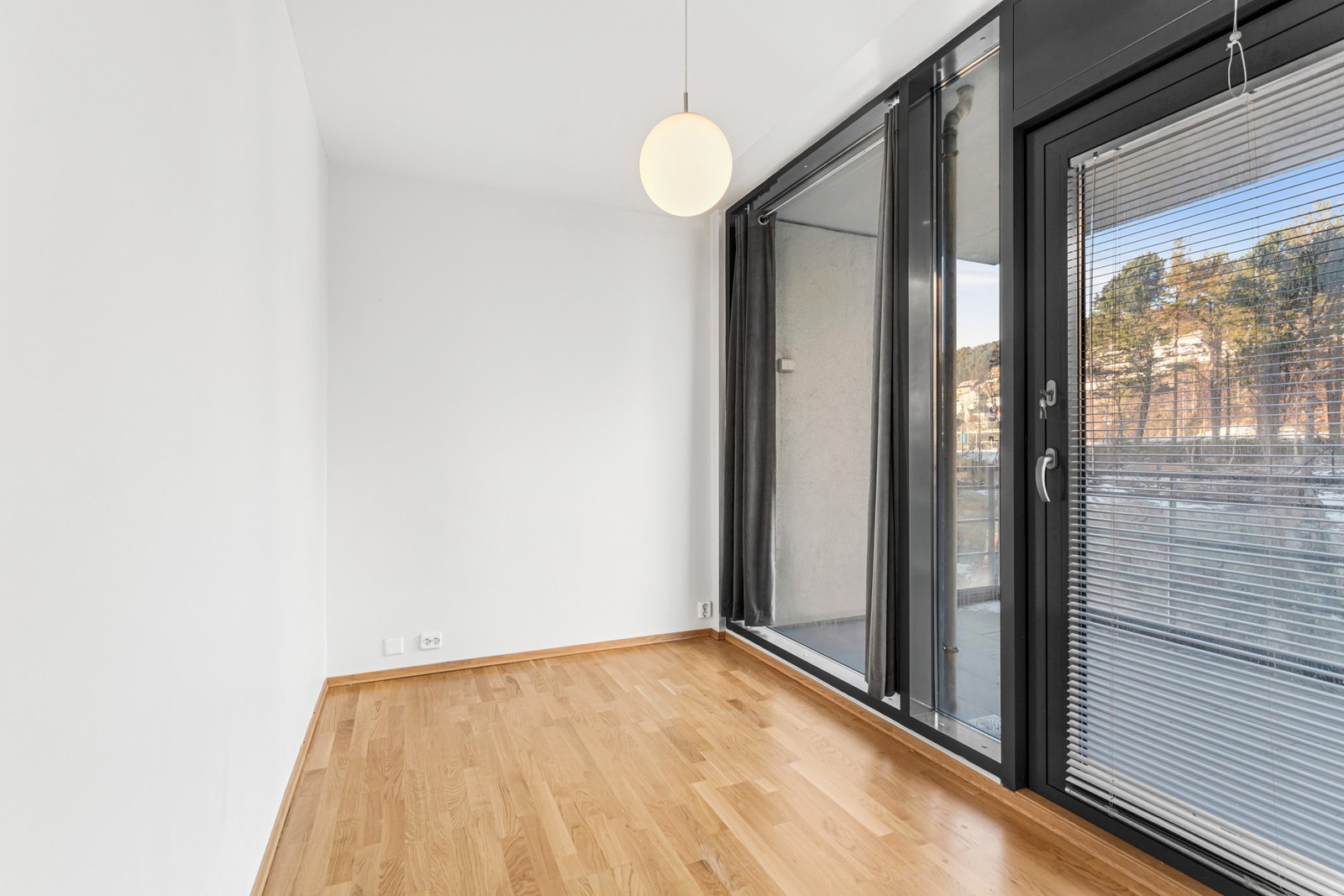 Soverom med god plass til dobbeltseng. Galleribilde