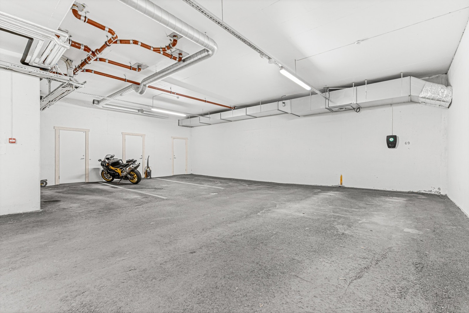 Egen parkeringsplass i felles garasjeanlegg følger leiligheten. Følger også med en egen sportsbod. Galleribilde