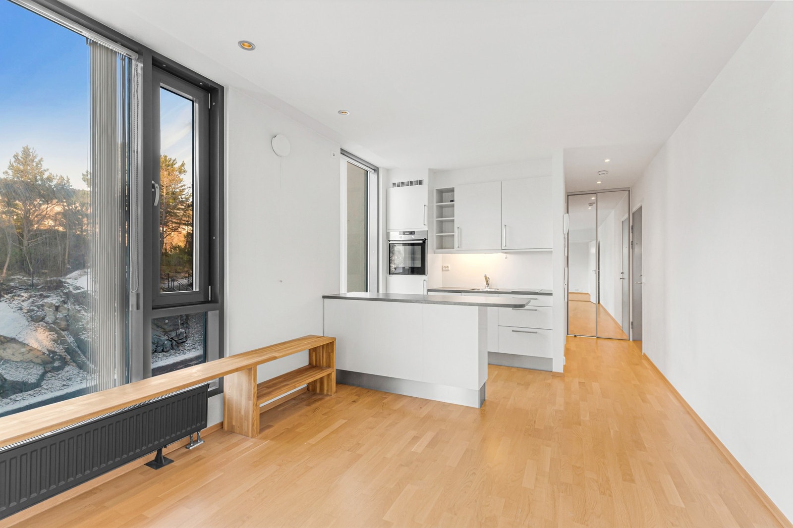 Stuen/kjøkkenet fremstår med lyse og moderne innredninger og farger. Galleribilde