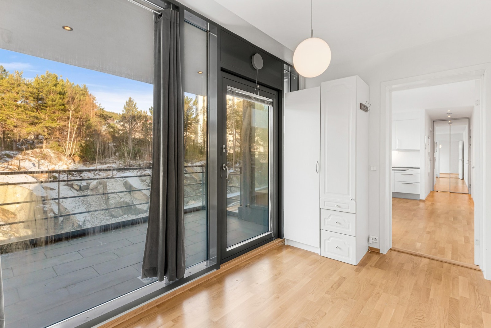 Utgang til balkong fra soverommet. Galleribilde