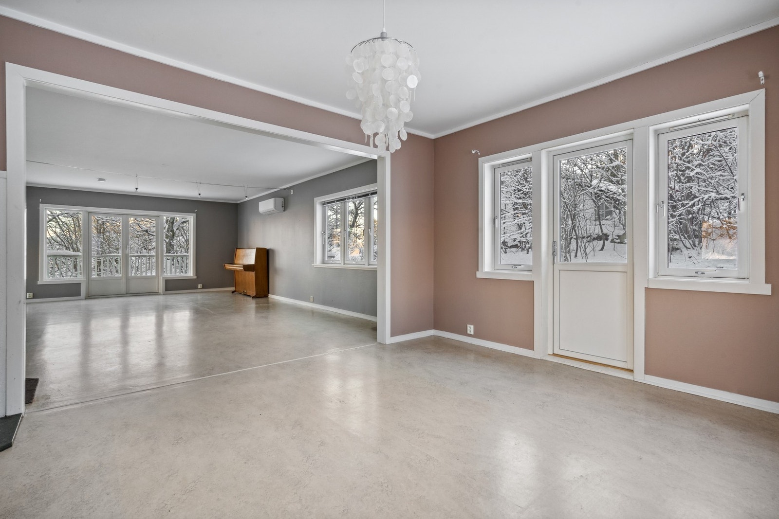Romslig spisestue og stue med utgang til terrasse og altan Galleribilde