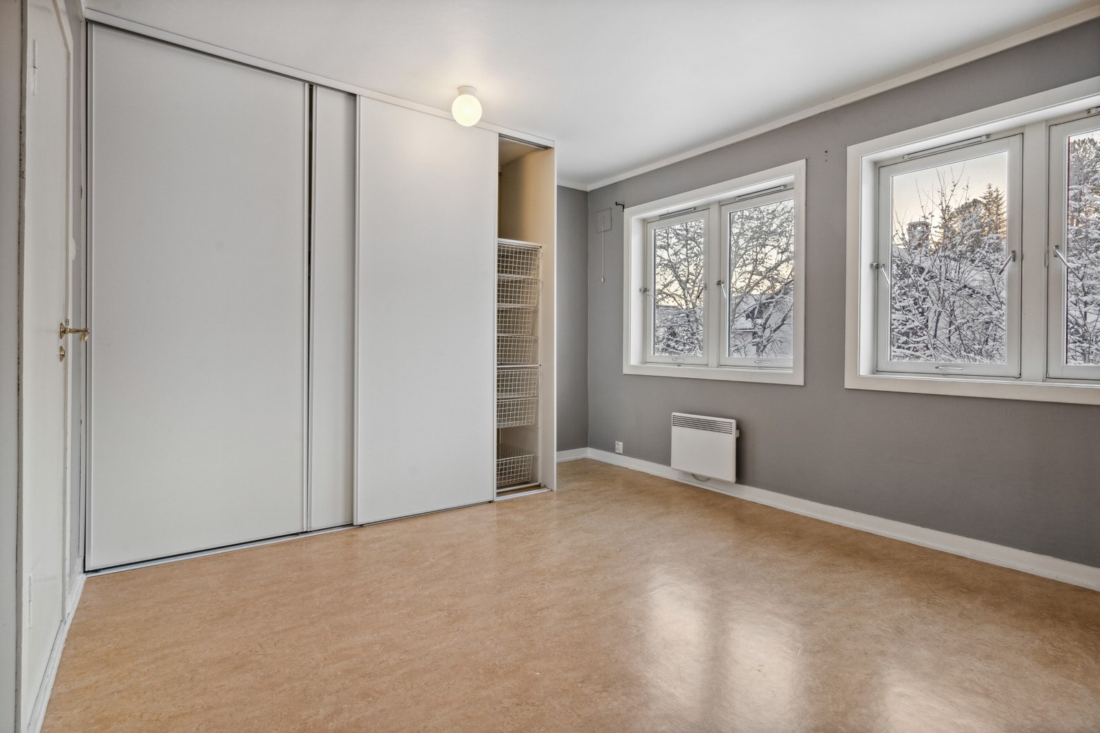 Soverom 1 er det største og har har skyvedørsgarderobe Galleribilde