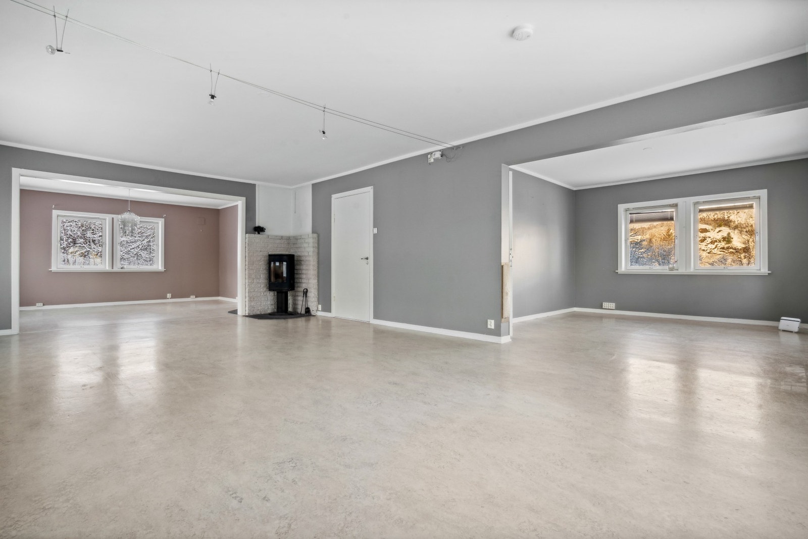 Det er vedovn og varmepumpei stuen Galleribilde