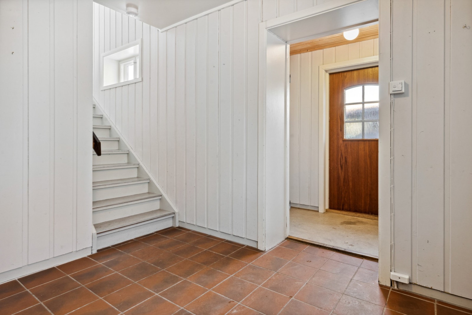 Inngangsparti med hall og trapp Galleribilde