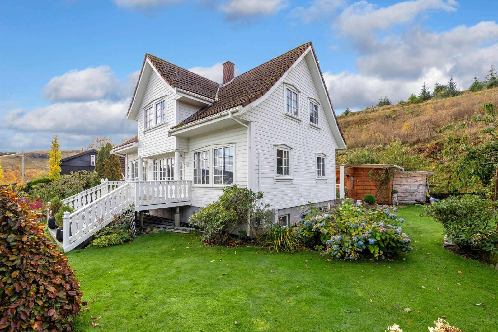 Fasade og hage. Galleribilde