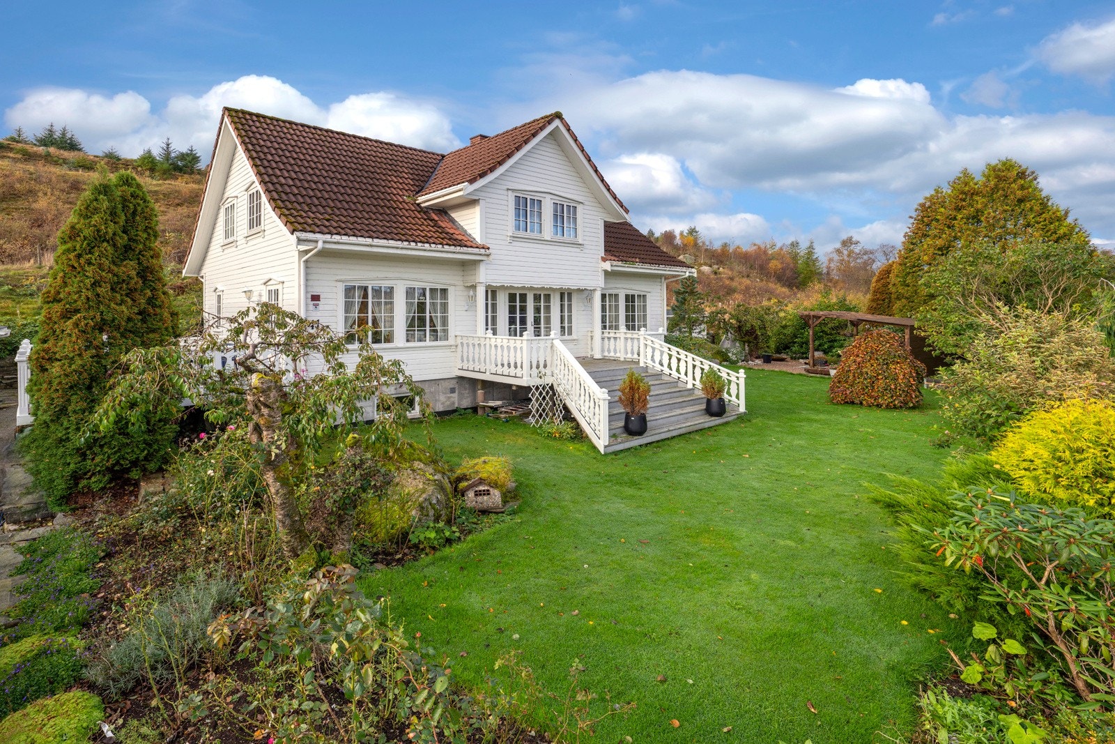 Fasade og hage. Galleribilde