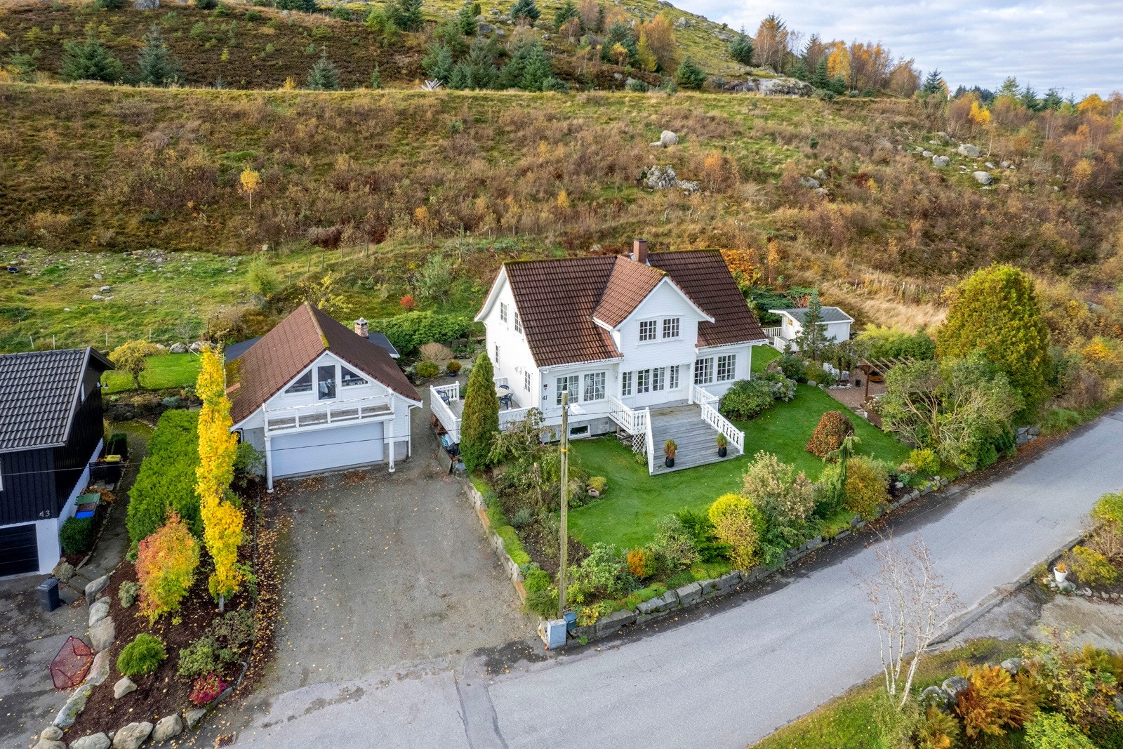 Fasade og hage fra drone. Galleribilde