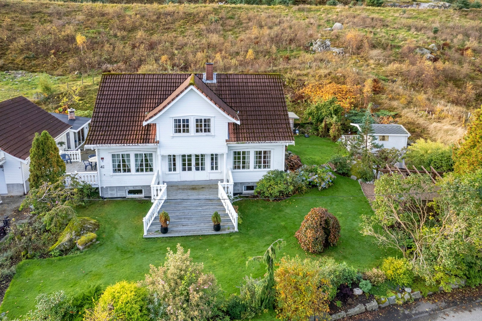 Fasade og hage fra drone. Galleribilde