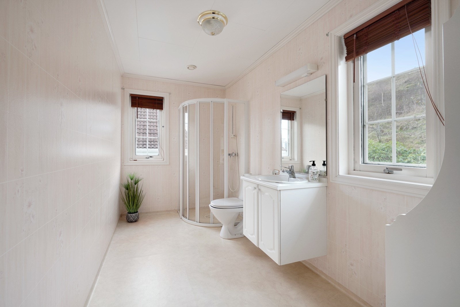 bad i 1. etasje. Galleribilde