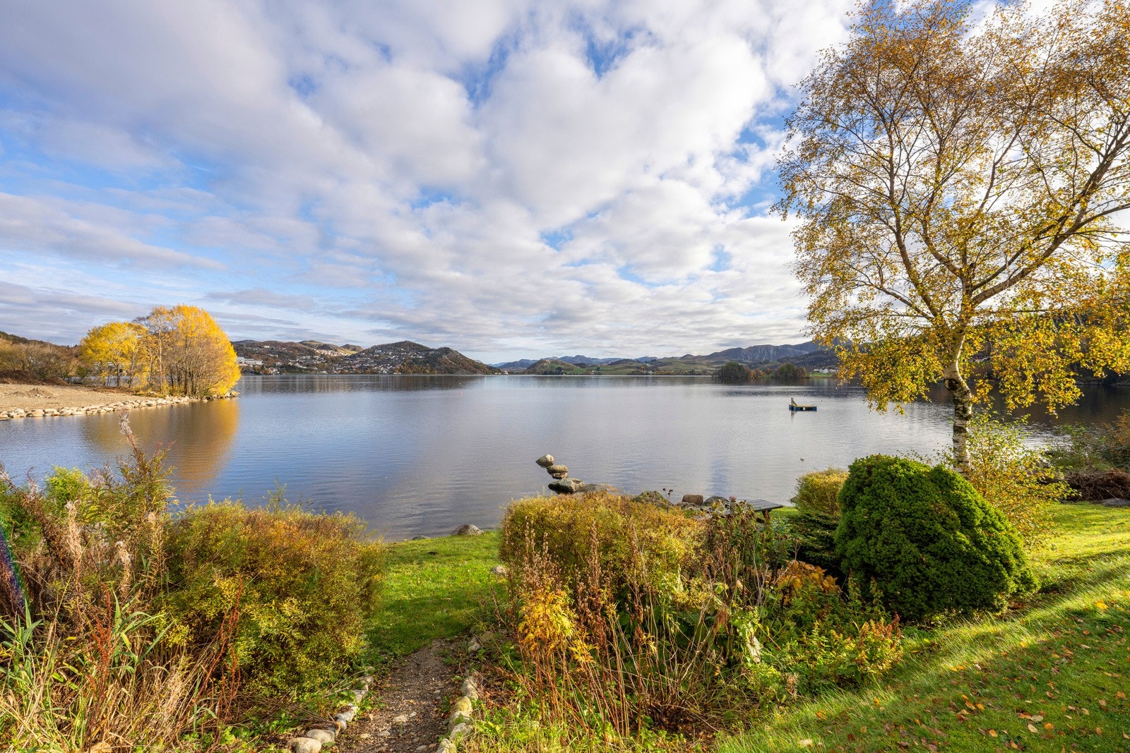 Boligen ligger nesten rett i vannkanten. Galleribilde