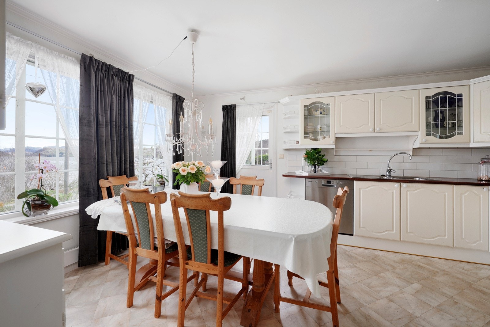 Kjøkken med god plass til spisebord. Galleribilde