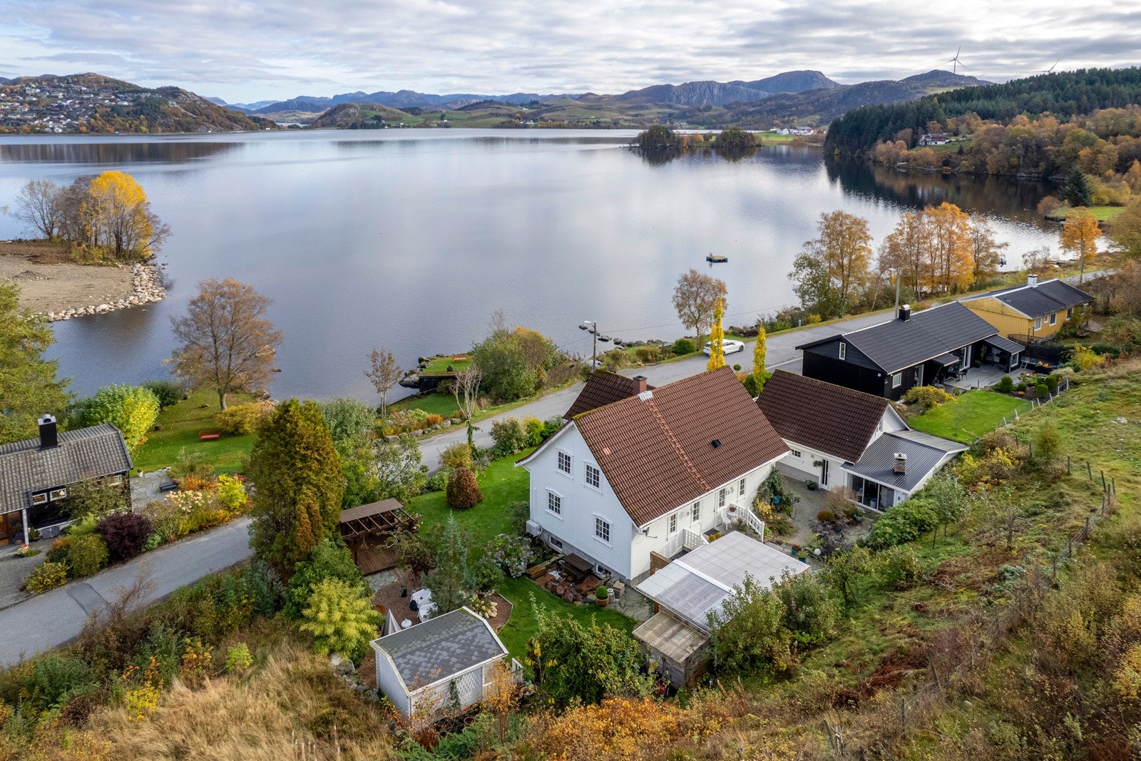 Fasade og hage fra drone. Galleribilde