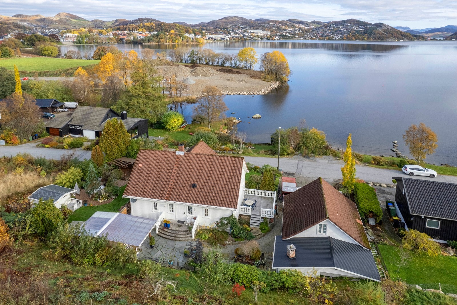 Fasade og hage fra drone. Galleribilde