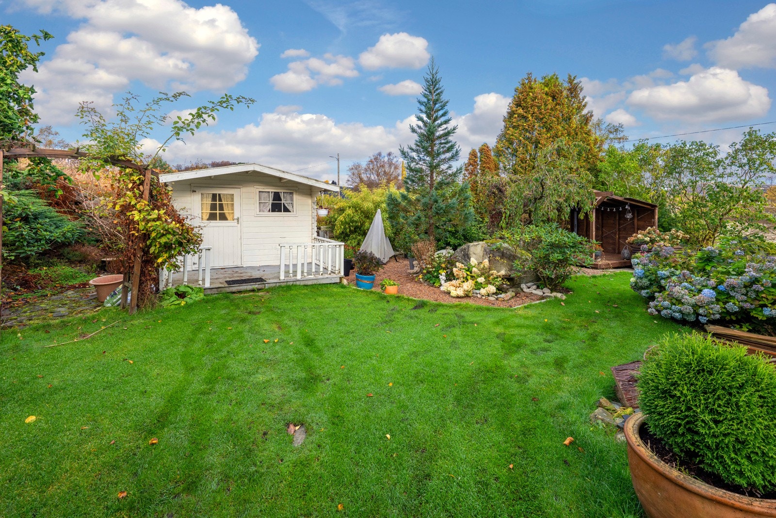 Hage, med lekehytte. Galleribilde