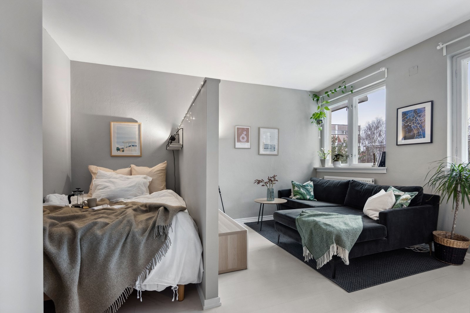 Leiligheten har en arealeffektiv planløsning og en praktisk sovealkove som er adskilt fra stuen. Galleribilde
