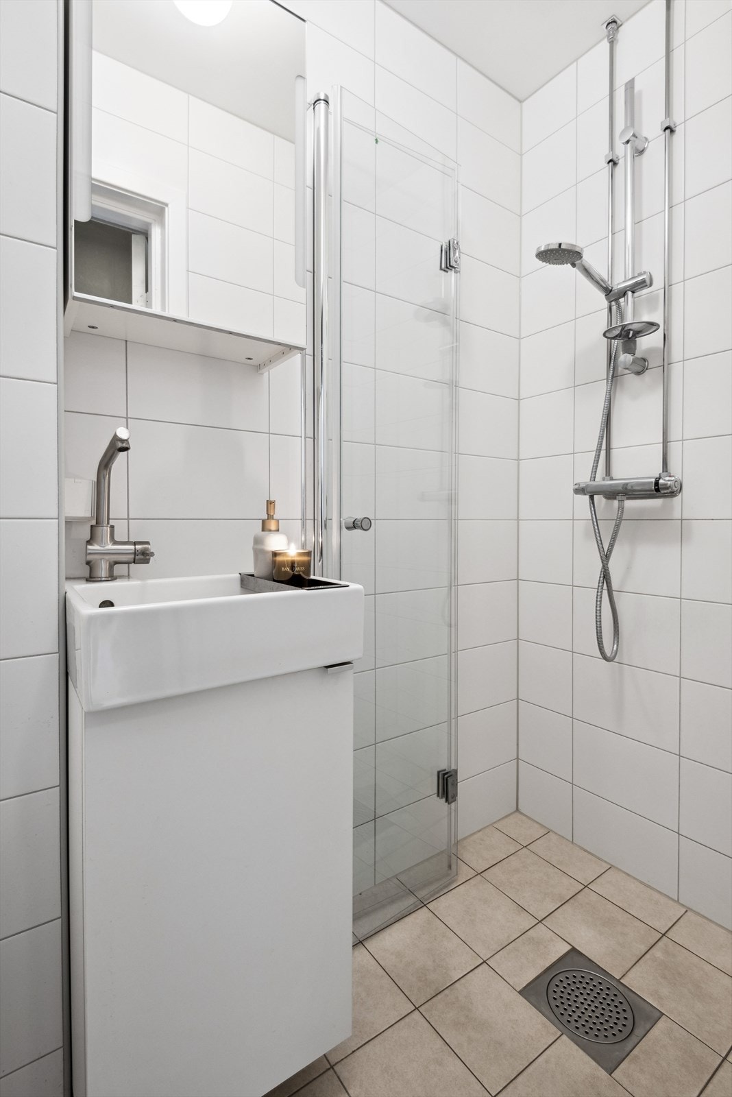 Tidsriktig og moderne bad fra 2019. Rommet består av veggmonter wc, dusjplass og servant med ettgreps blandebatteri. Galleribilde